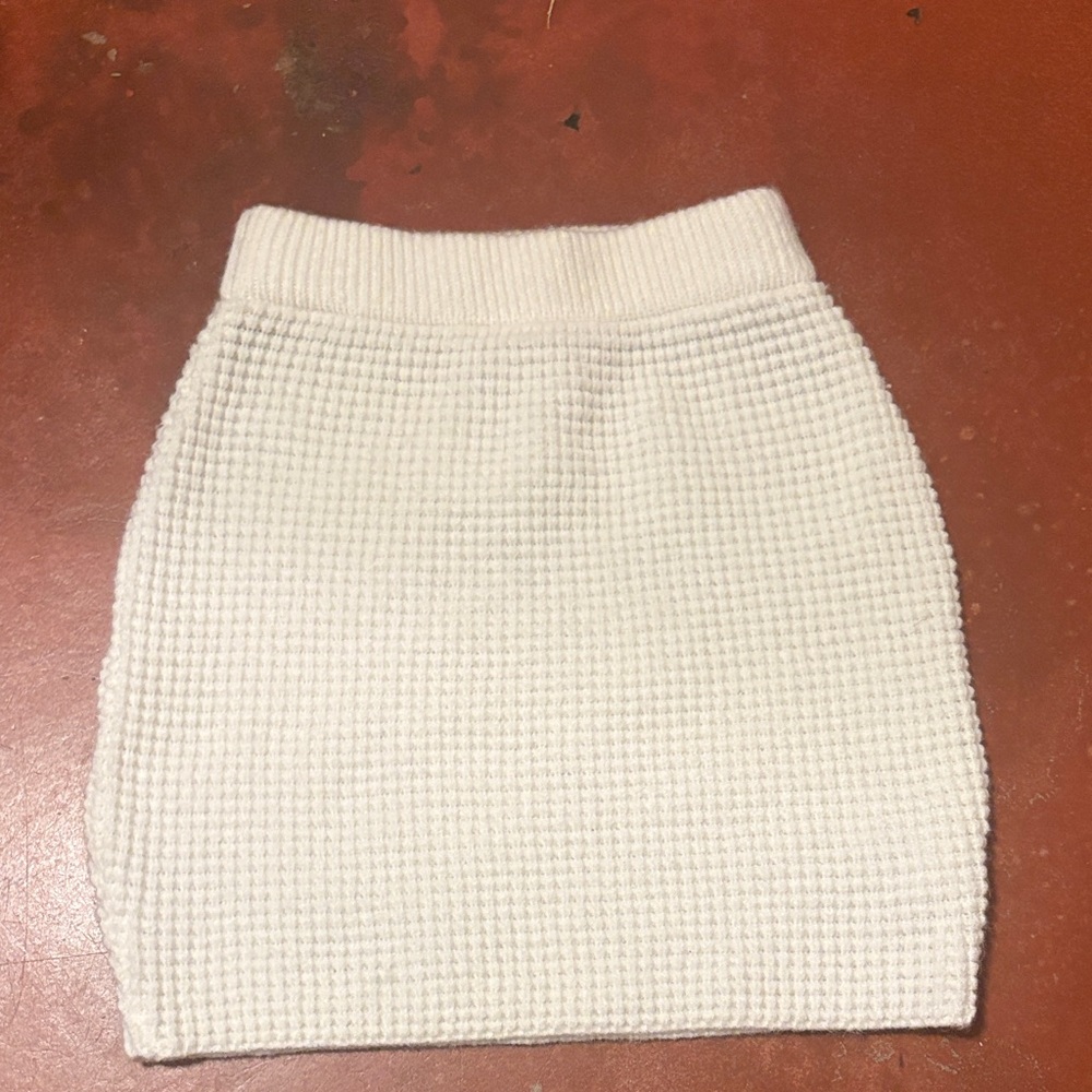 Chic White Textured Pencil Skirt